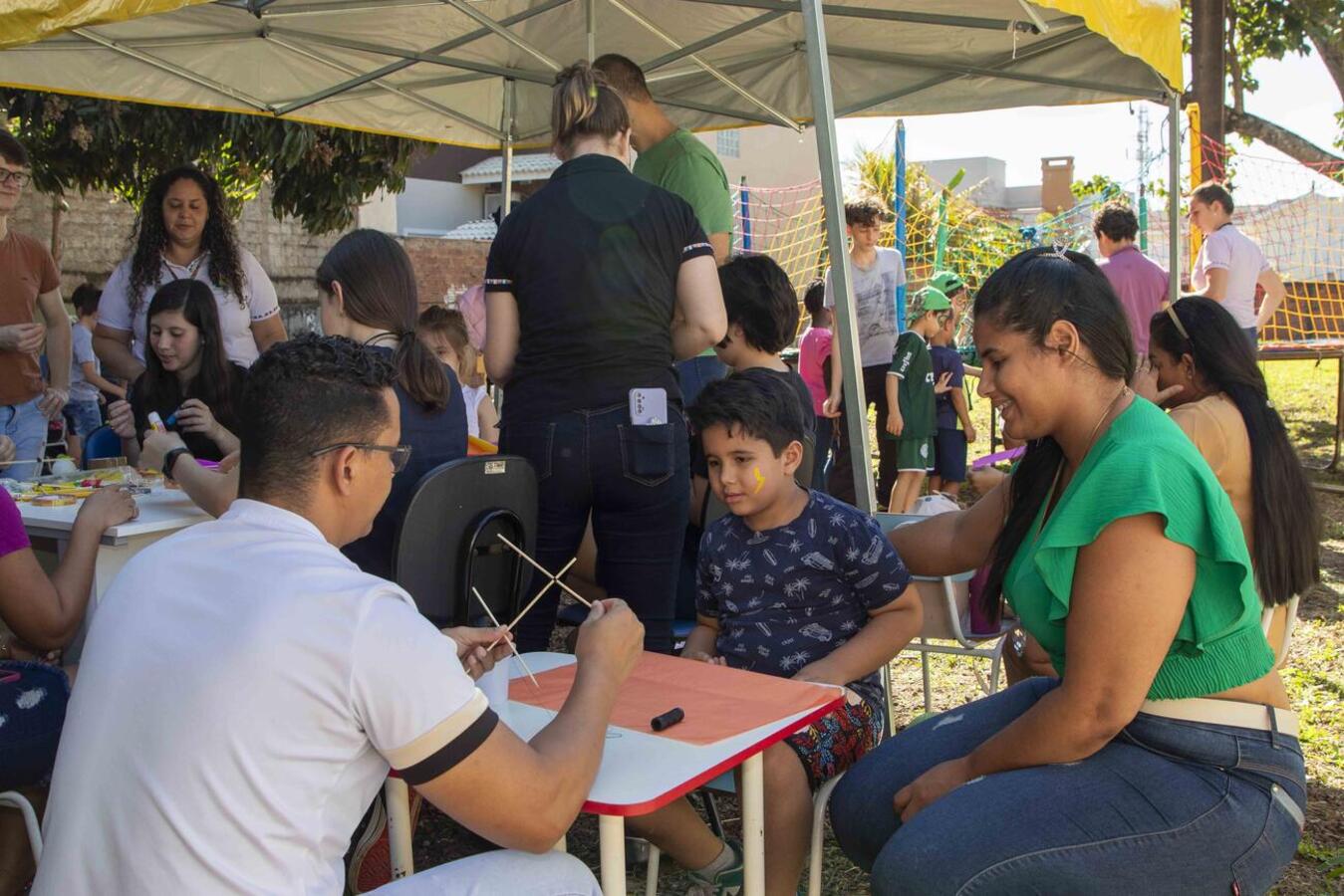Crianças e adolescentes atendidos pelo Centro de Atenção Psicossocial Infantil Dr. Rafael Azambuja Patiño Cruzatti divertiram-se muito em festa realizada na tarde desta quarta (2)