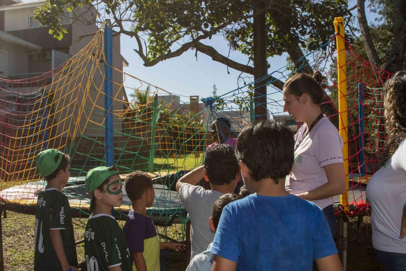 Crianças e adolescentes atendidos pelo Centro de Atenção Psicossocial Infantil Dr. Rafael Azambuja Patiño Cruzatti divertiram-se muito em festa realizada na tarde desta quarta (2)