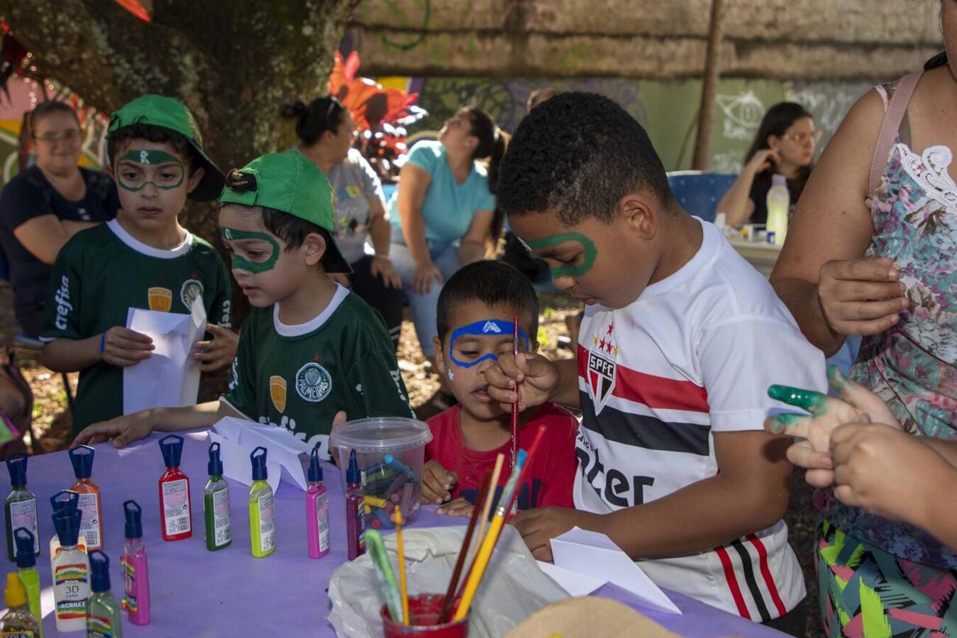 Crianças e adolescentes atendidos pelo Centro de Atenção Psicossocial Infantil Dr. Rafael Azambuja Patiño Cruzatti divertiram-se muito em festa realizada na tarde desta quarta (2)