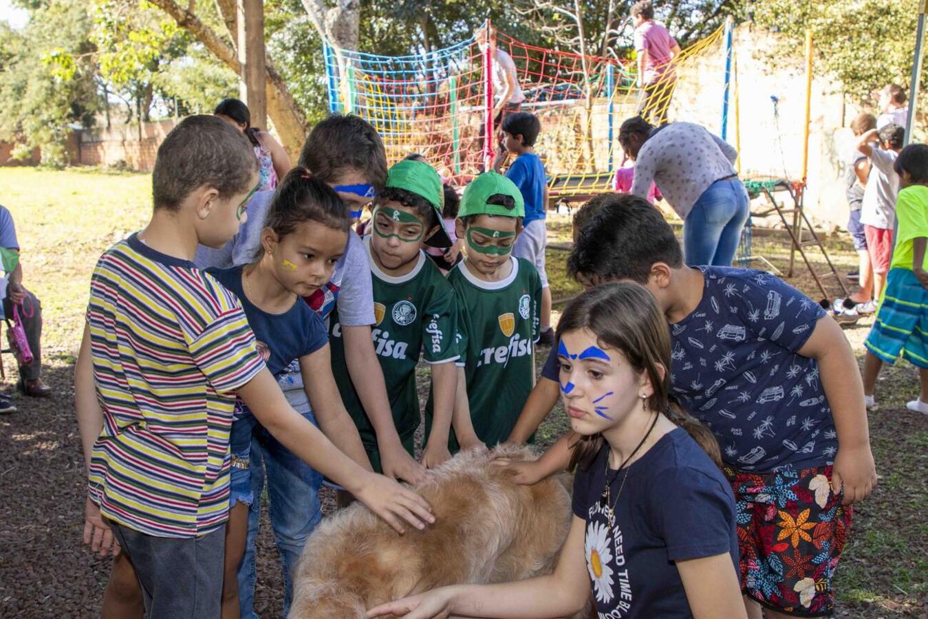 Crianças e adolescentes atendidos pelo Centro de Atenção Psicossocial Infantil Dr. Rafael Azambuja Patiño Cruzatti divertiram-se muito em festa realizada na tarde desta quarta (2)