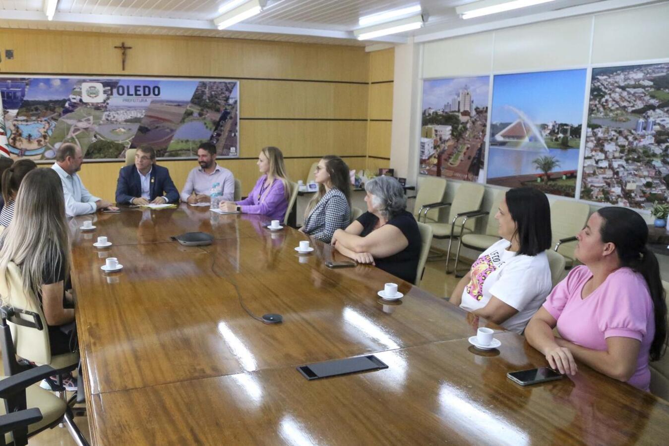 Assinatura, na tarde desta segunda (14), na Sala de Reuniões do Gabinete do Prefeito, ocorreu com a presença de protetoras cadastradas e equipe da SMMA