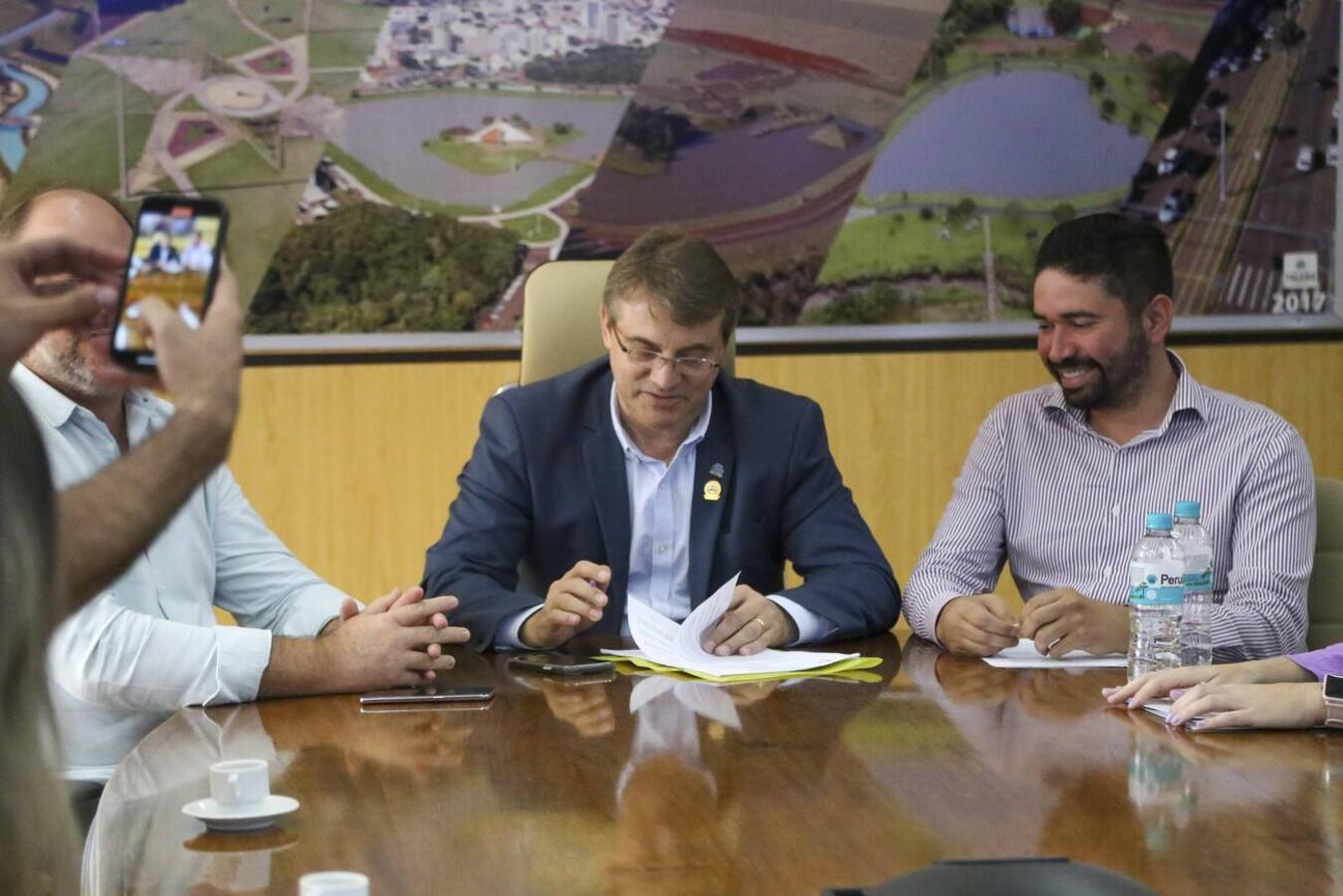 Assinatura, na tarde desta segunda (14), na Sala de Reuniões do Gabinete do Prefeito, ocorreu com a presença de protetoras cadastradas e equipe da SMMA