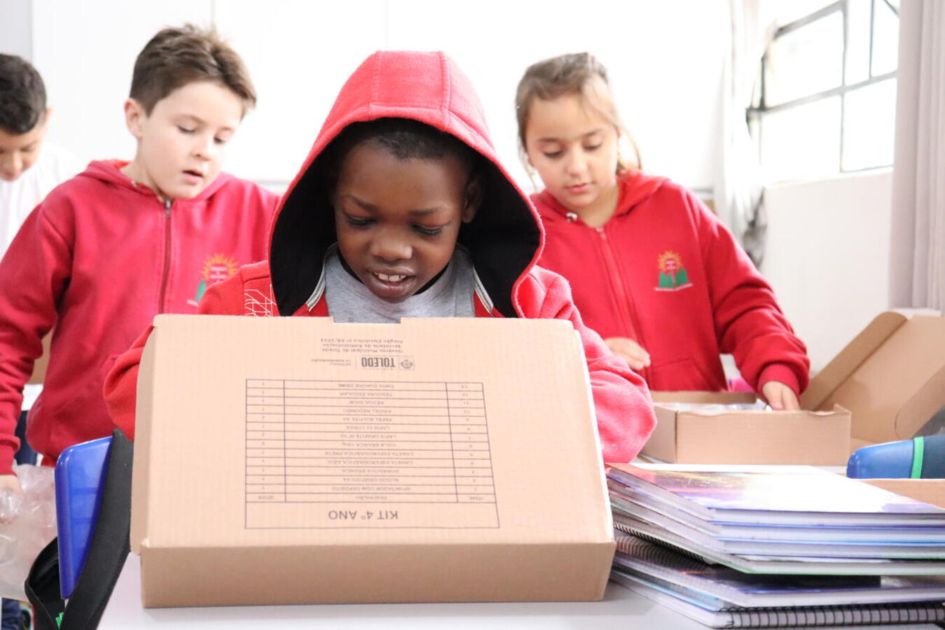 Conforme a turma em que estão matriculados, alunos da rede municipal de ensino estão recebendo materiais escolares adquiridos ao valor de R$ 2.199.043,67