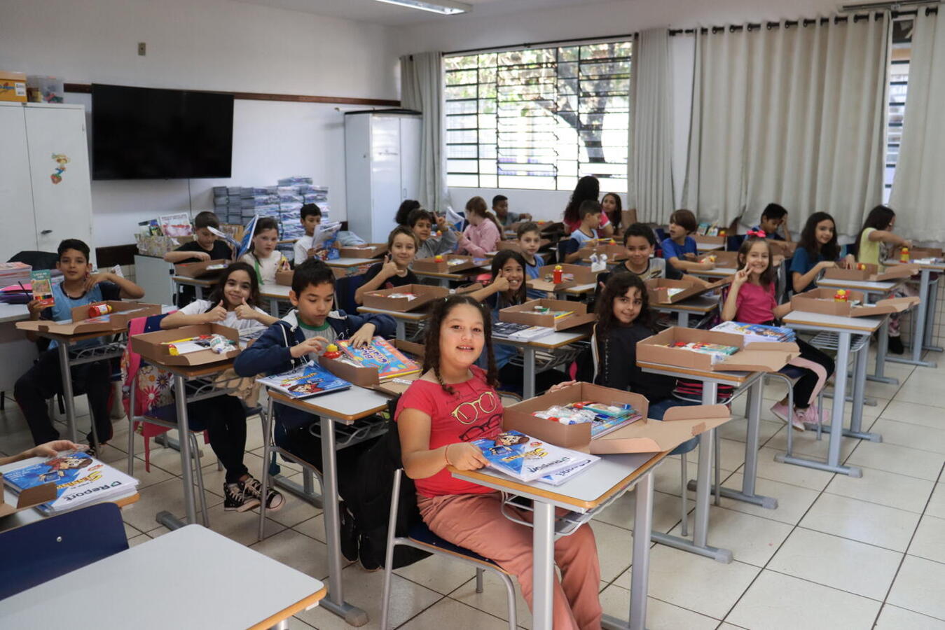 Conforme a turma em que estão matriculados, alunos da rede municipal de ensino estão recebendo materiais escolares adquiridos ao valor de R$ 2.199.043,67