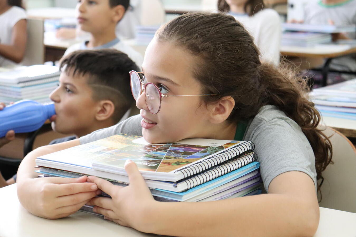 Conforme a turma em que estão matriculados, alunos da rede municipal de ensino estão recebendo materiais escolares adquiridos ao valor de R$ 2.199.043,67
