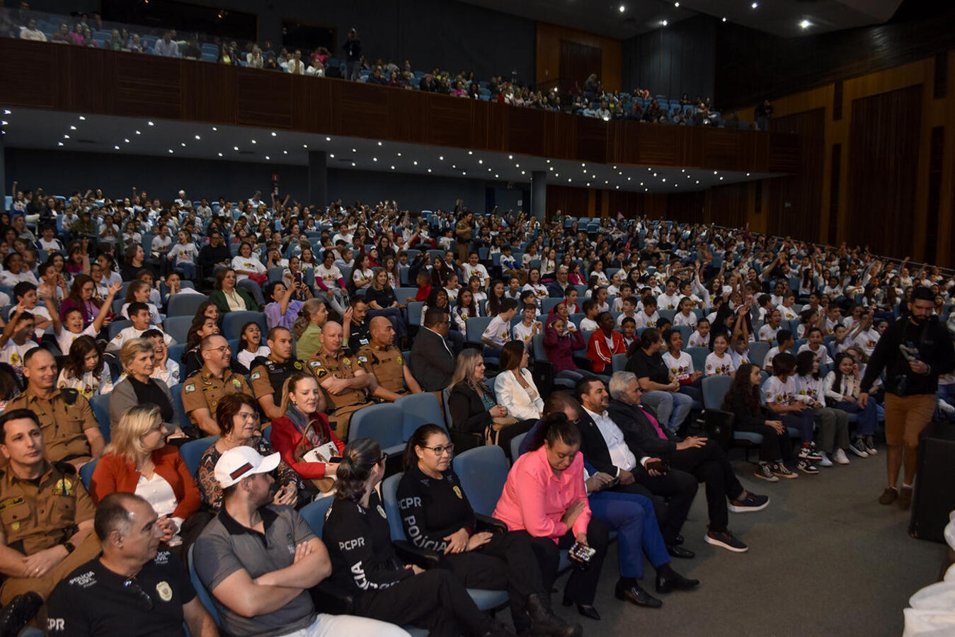 Prestigiadas por autoridades políticas, empresariais e militares, formatura de mais de 680 estudantes da 42ª turma do programa ocorreu nesta quarta-feira (30) no Teatro Municipal 