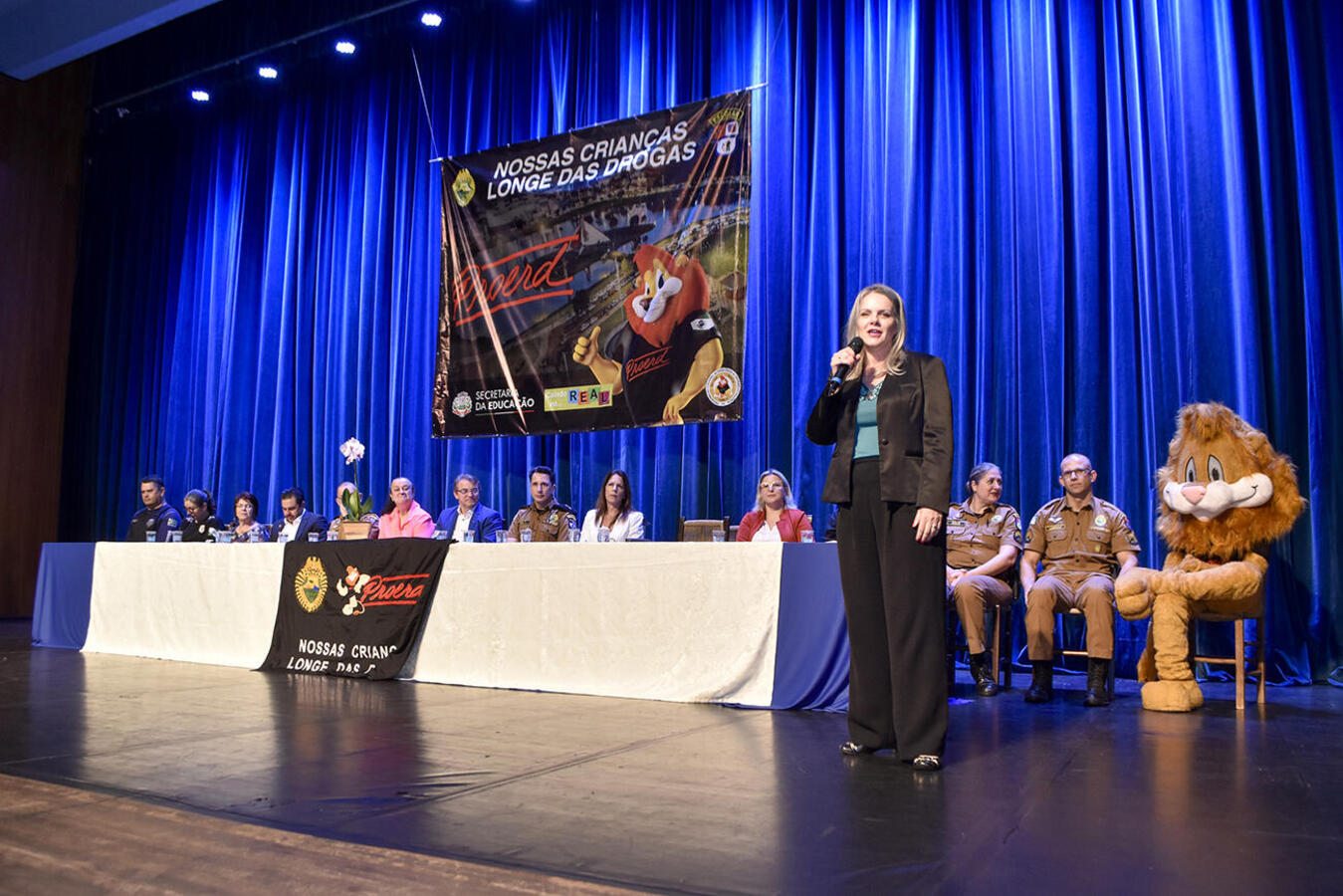 Prestigiadas por autoridades políticas, empresariais e militares, formatura de mais de 680 estudantes da 42ª turma do programa ocorreu nesta quarta-feira (30) no Teatro Municipal 