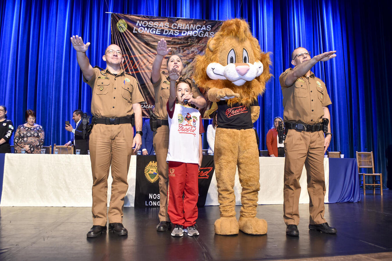 Prestigiadas por autoridades políticas, empresariais e militares, formatura de mais de 680 estudantes da 42ª turma do programa ocorreu nesta quarta-feira (30) no Teatro Municipal 