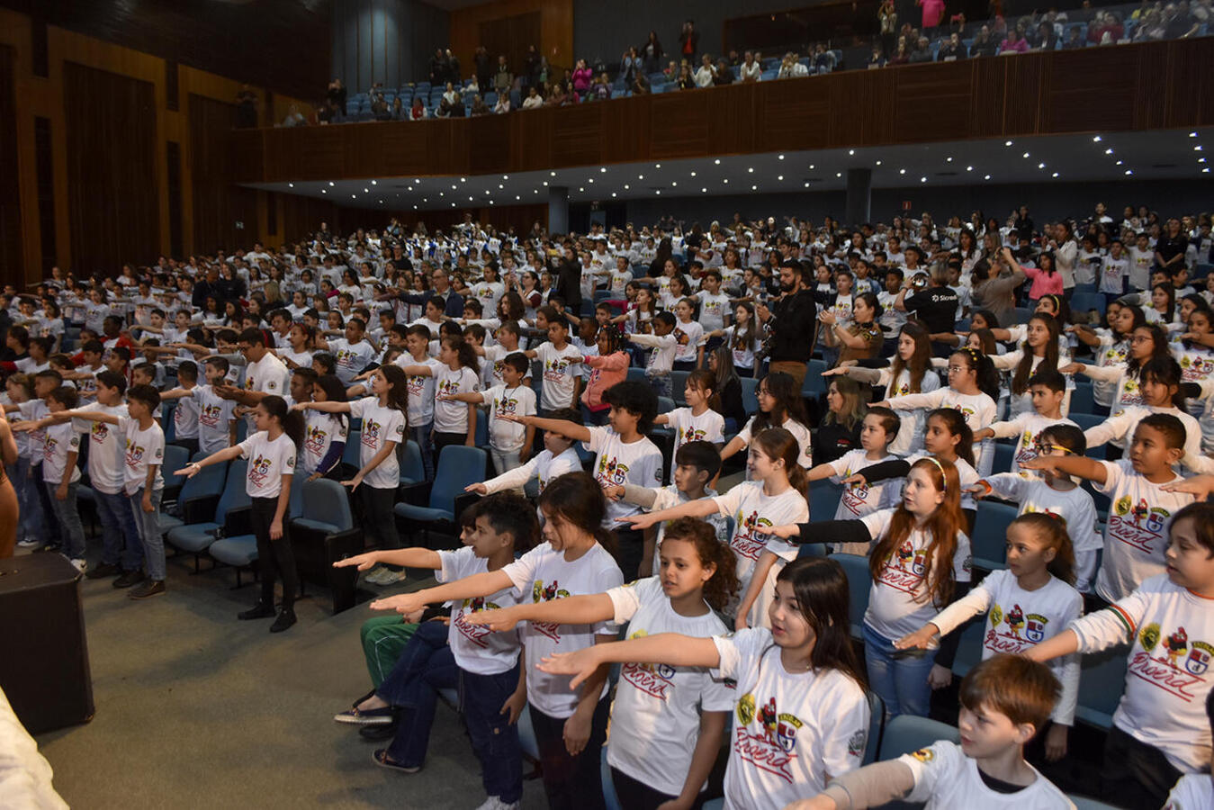 Prestigiadas por autoridades políticas, empresariais e militares, formatura de mais de 680 estudantes da 42ª turma do programa ocorreu nesta quarta-feira (30) no Teatro Municipal 