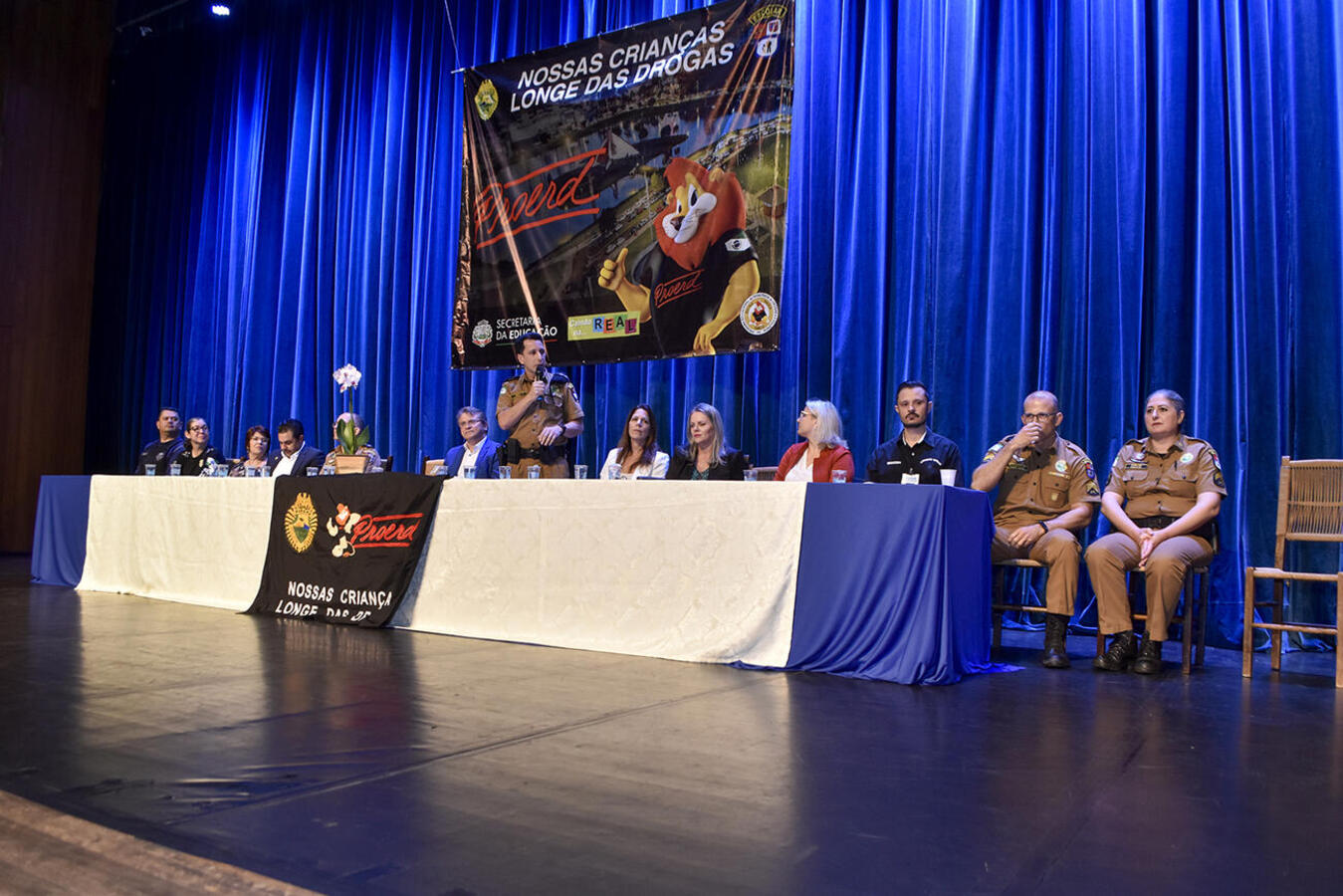 Prestigiadas por autoridades políticas, empresariais e militares, formatura de mais de 680 estudantes da 42ª turma do programa ocorreu nesta quarta-feira (30) no Teatro Municipal 