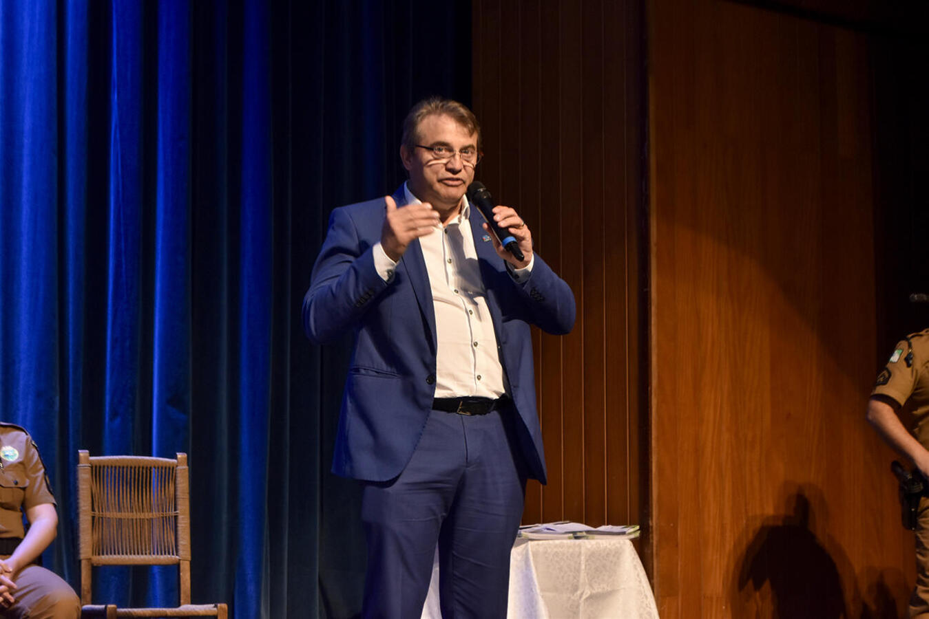 Prestigiadas por autoridades políticas, empresariais e militares, formatura de mais de 680 estudantes da 42ª turma do programa ocorreu nesta quarta-feira (30) no Teatro Municipal 