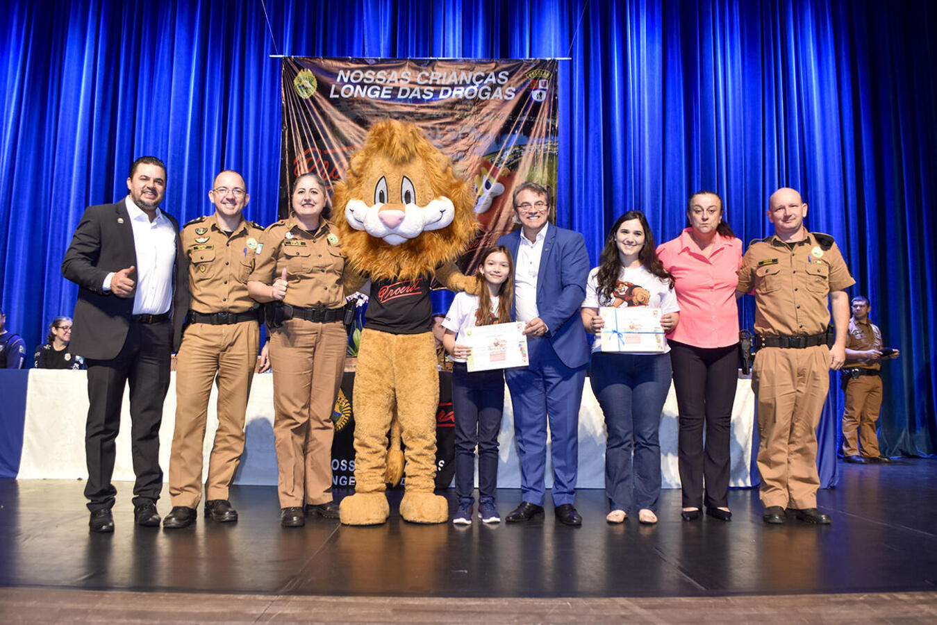 Prestigiadas por autoridades políticas, empresariais e militares, formatura de mais de 680 estudantes da 42ª turma do programa ocorreu nesta quarta-feira (30) no Teatro Municipal 
