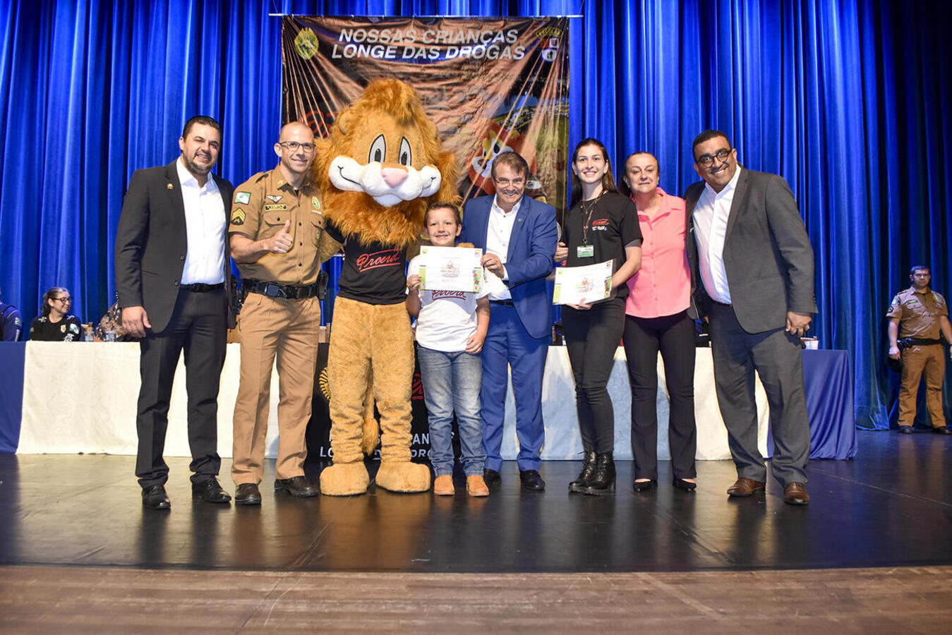 Prestigiadas por autoridades políticas, empresariais e militares, formatura de mais de 680 estudantes da 42ª turma do programa ocorreu nesta quarta-feira (30) no Teatro Municipal 