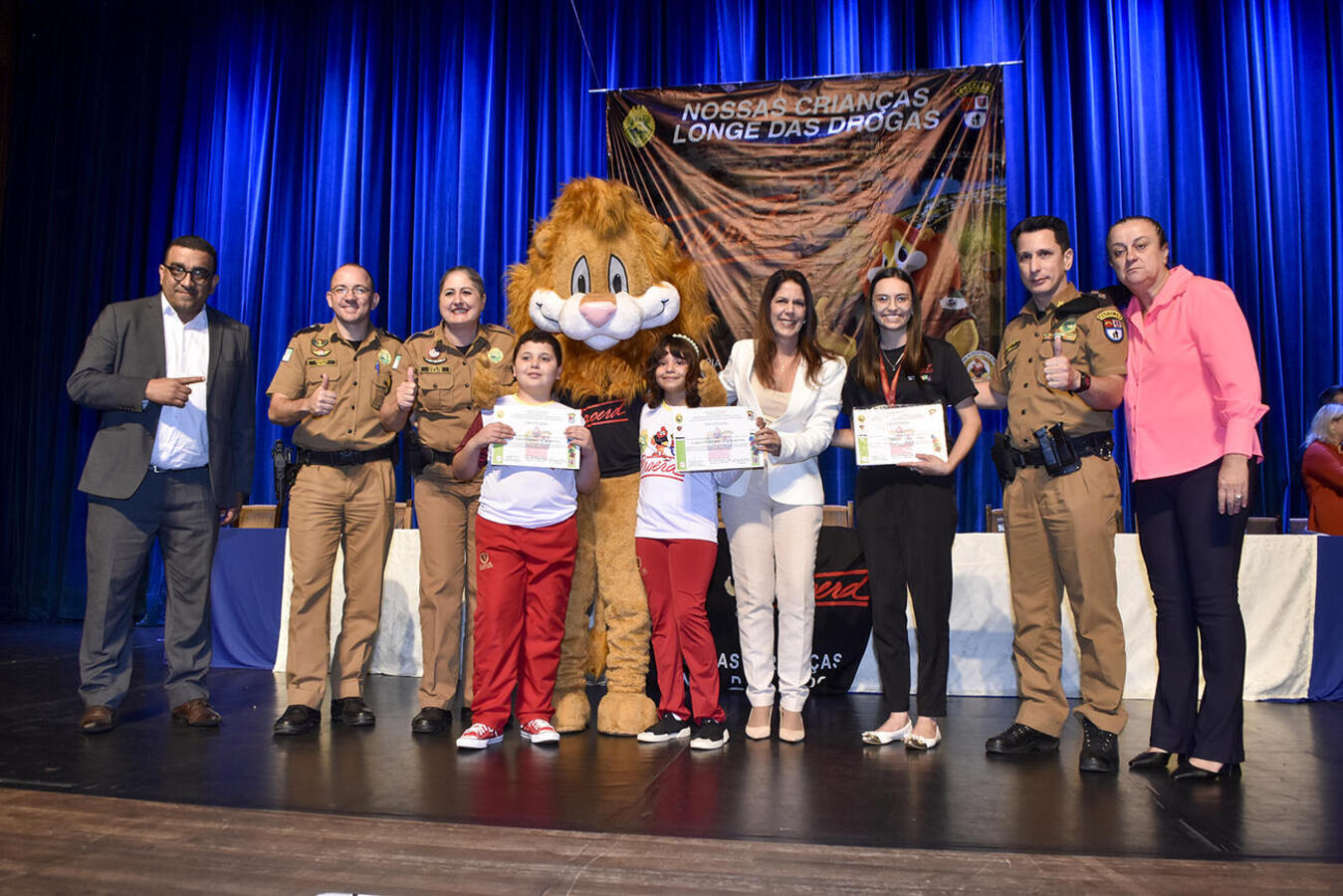 Prestigiadas por autoridades políticas, empresariais e militares, formatura de mais de 680 estudantes da 42ª turma do programa ocorreu nesta quarta-feira (30) no Teatro Municipal 