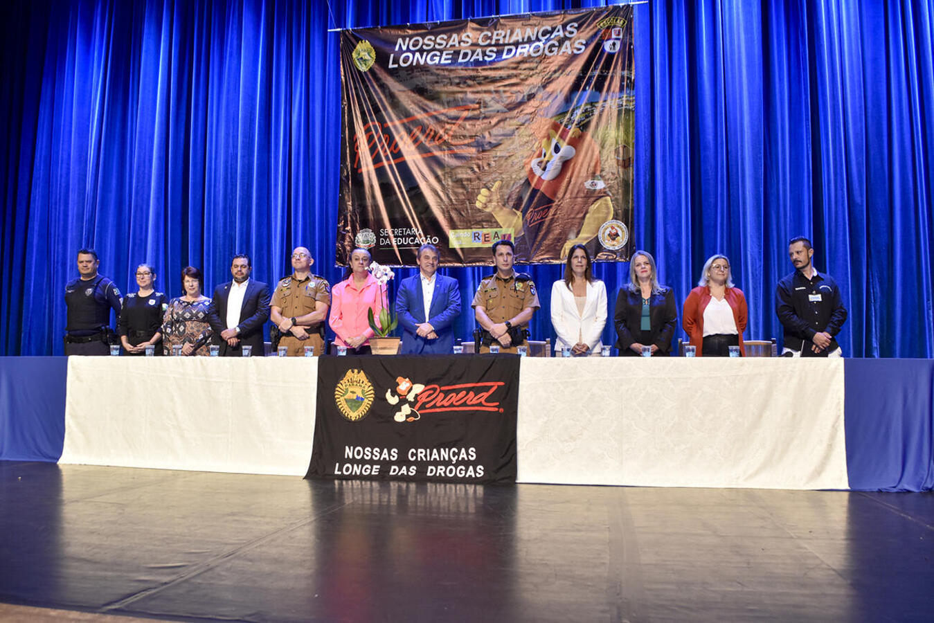 Prestigiadas por autoridades políticas, empresariais e militares, formatura de mais de 680 estudantes da 42ª turma do programa ocorreu nesta quarta-feira (30) no Teatro Municipal 