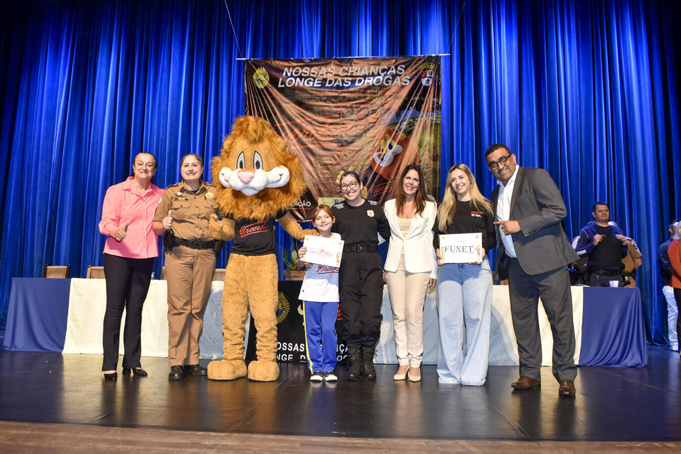 Prestigiadas por autoridades políticas, empresariais e militares, formatura de mais de 680 estudantes da 42ª turma do programa ocorreu nesta quarta-feira (30) no Teatro Municipal 