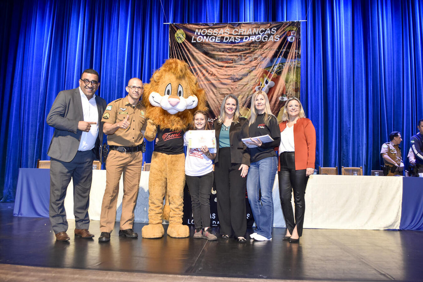 Prestigiadas por autoridades políticas, empresariais e militares, formatura de mais de 680 estudantes da 42ª turma do programa ocorreu nesta quarta-feira (30) no Teatro Municipal 