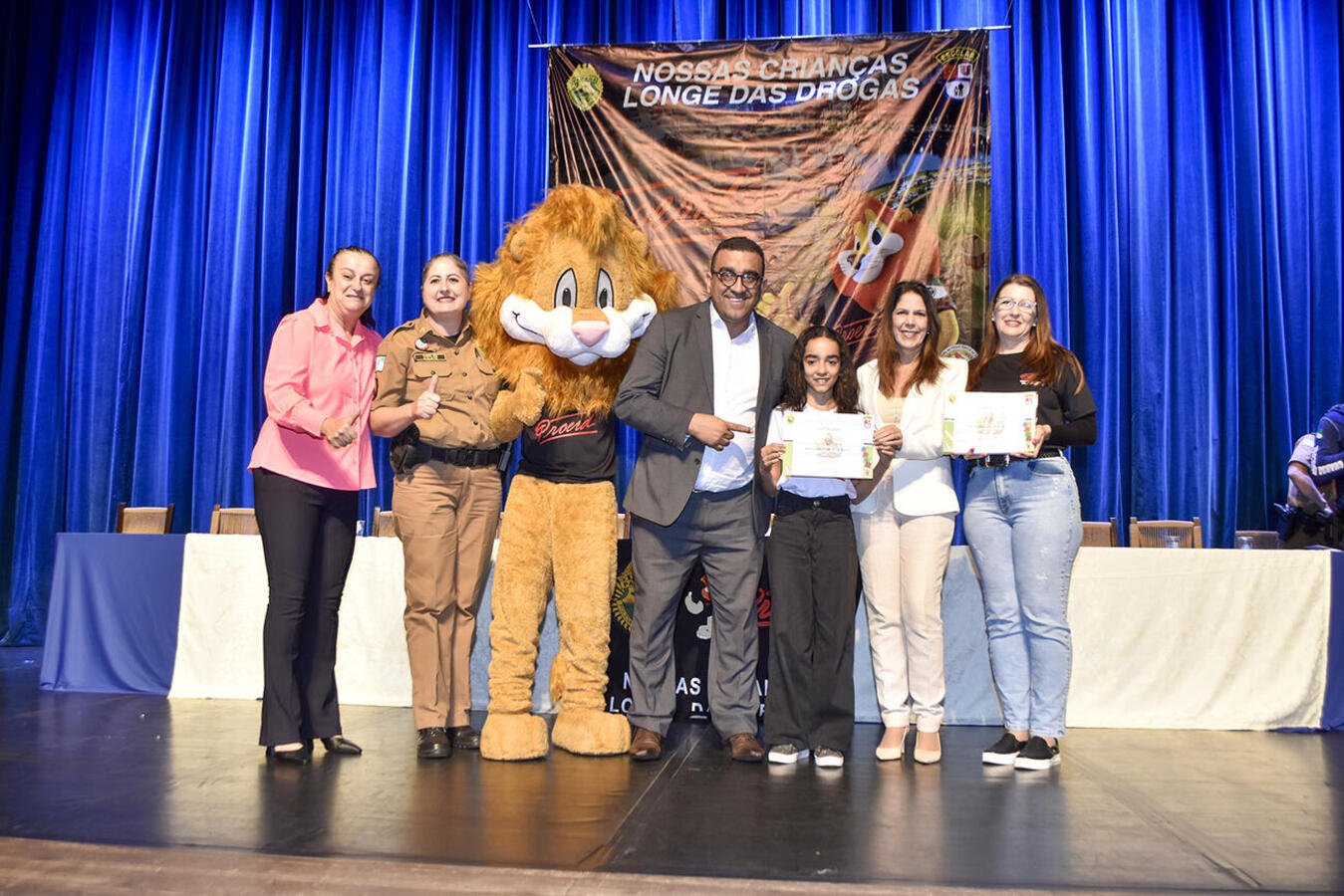 Prestigiadas por autoridades políticas, empresariais e militares, formatura de mais de 680 estudantes da 42ª turma do programa ocorreu nesta quarta-feira (30) no Teatro Municipal 