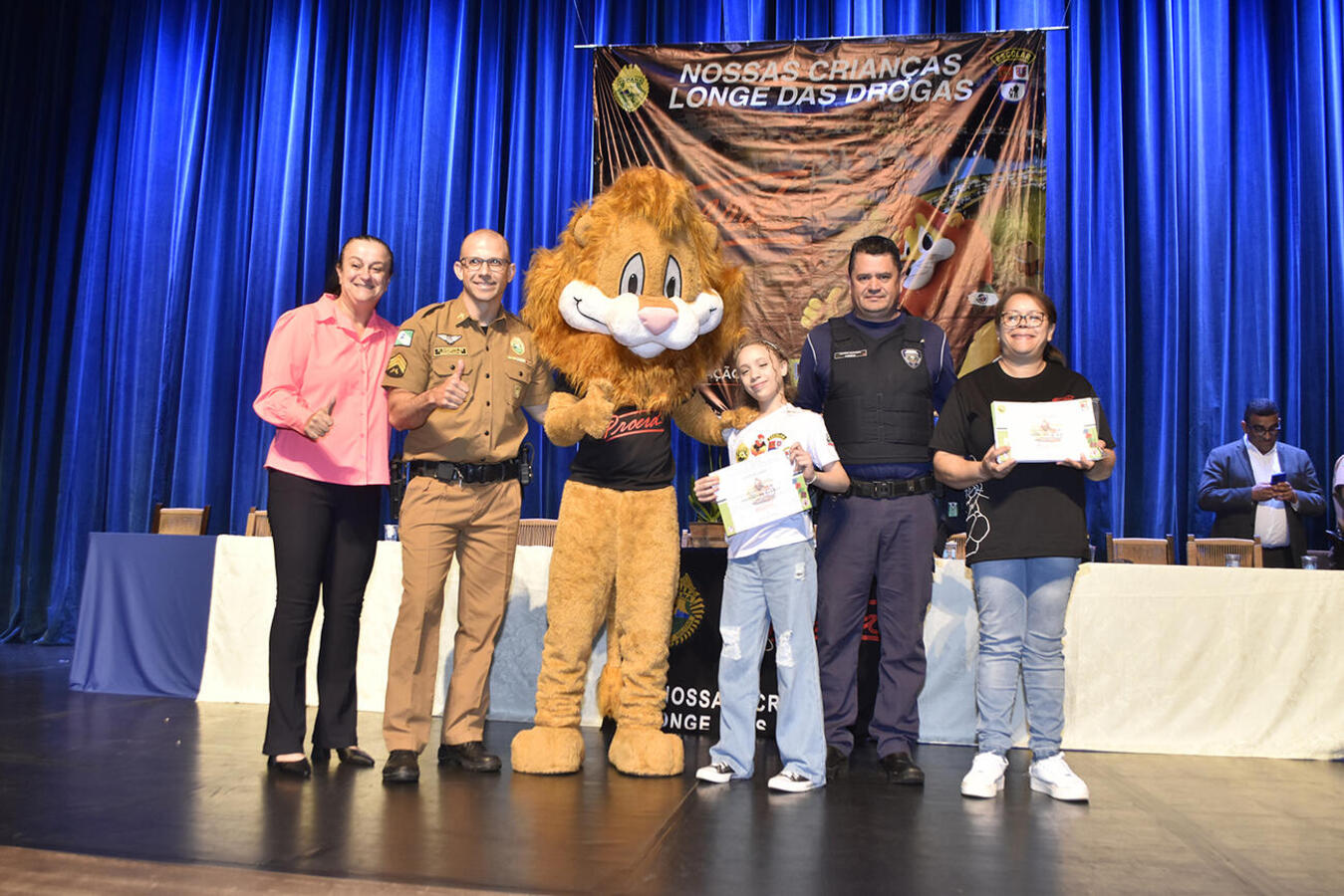 Prestigiadas por autoridades políticas, empresariais e militares, formatura de mais de 680 estudantes da 42ª turma do programa ocorreu nesta quarta-feira (30) no Teatro Municipal 