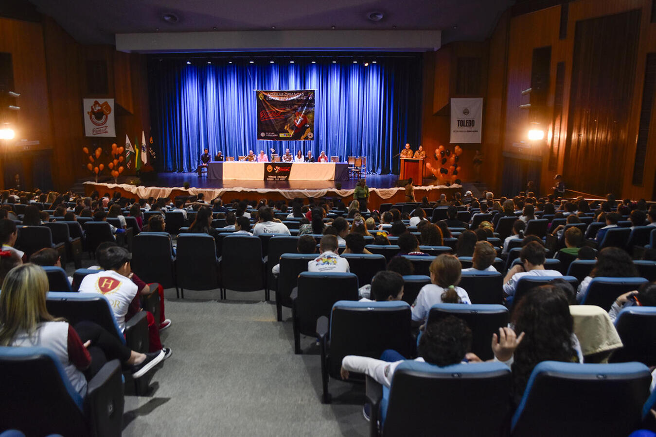 Prestigiadas por autoridades políticas, empresariais e militares, formatura de mais de 680 estudantes da 42ª turma do programa ocorreu nesta quarta-feira (30) no Teatro Municipal 