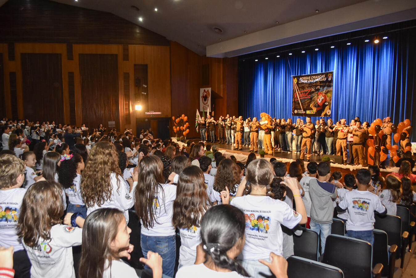 Prestigiadas por autoridades políticas, empresariais e militares, formatura de mais de 680 estudantes da 42ª turma do programa ocorreu nesta quarta-feira (30) no Teatro Municipal 