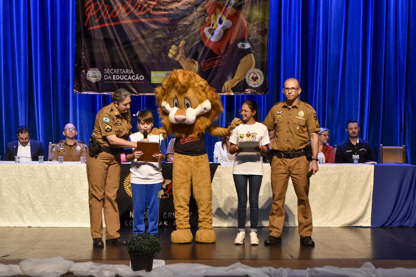 Prestigiadas por autoridades políticas, empresariais e militares, formatura de mais de 680 estudantes da 42ª turma do programa ocorreu nesta quarta-feira (30) no Teatro Municipal 