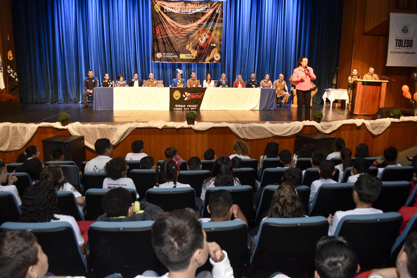 Prestigiadas por autoridades políticas, empresariais e militares, formatura de mais de 680 estudantes da 42ª turma do programa ocorreu nesta quarta-feira (30) no Teatro Municipal 