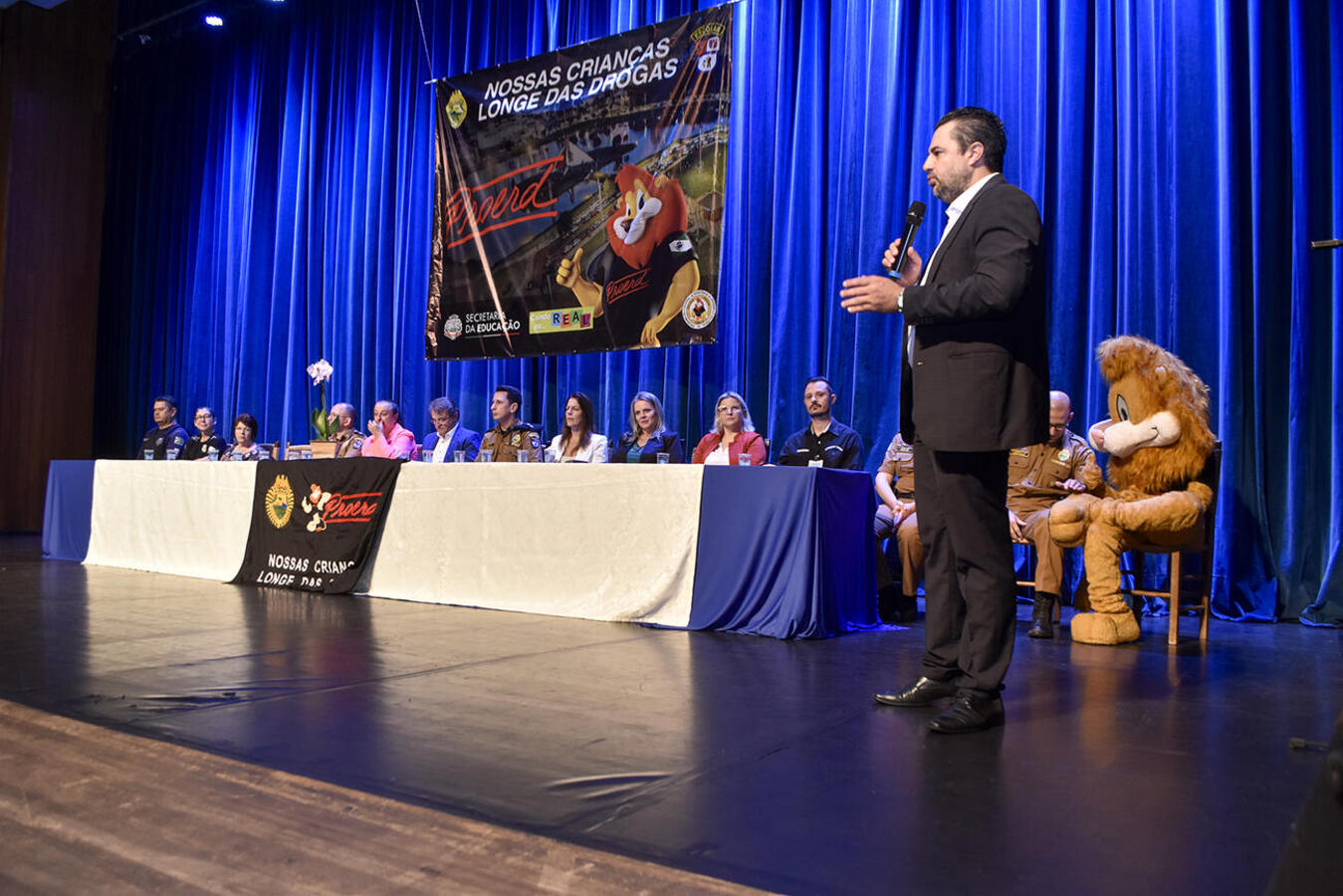 Prestigiadas por autoridades políticas, empresariais e militares, formatura de mais de 680 estudantes da 42ª turma do programa ocorreu nesta quarta-feira (30) no Teatro Municipal 