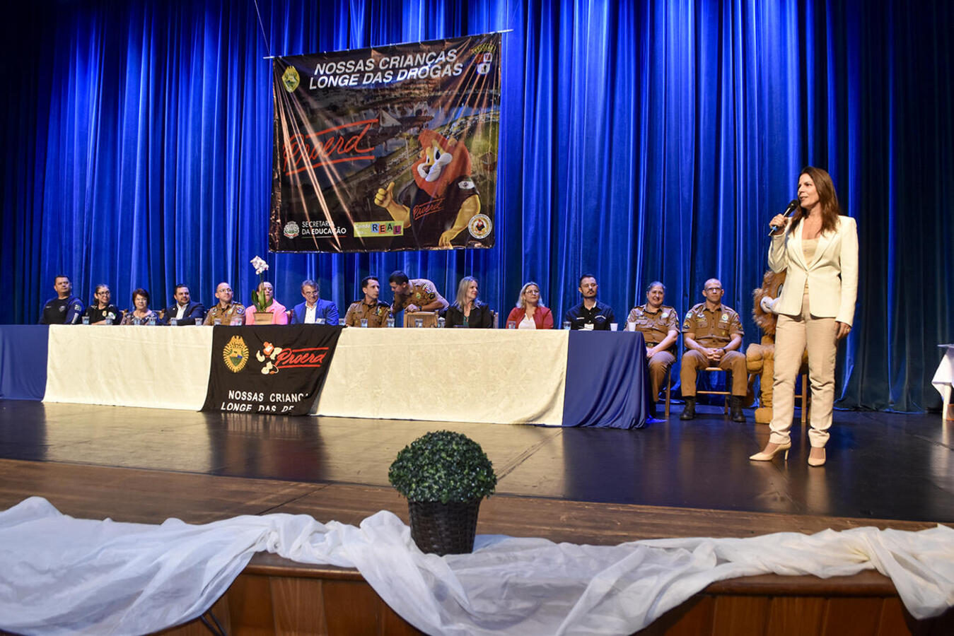 Prestigiadas por autoridades políticas, empresariais e militares, formatura de mais de 680 estudantes da 42ª turma do programa ocorreu nesta quarta-feira (30) no Teatro Municipal 