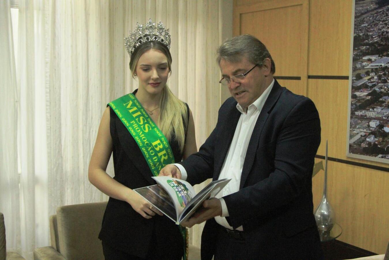 Toledana vencedora do Miss Brasil Globo é recepcionada pelo prefeito