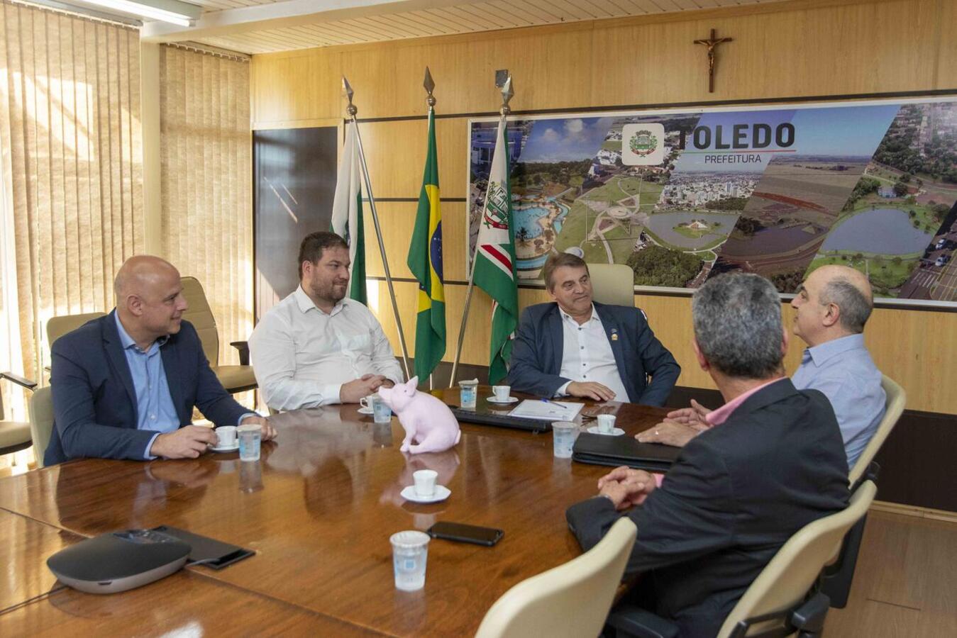 Executivos falaram, na tarde desta quinta (10), na Sala de Reuniões do Gabinete do Prefeito, sobre ações da instituição voltadas ao desenvolvimento de municípios