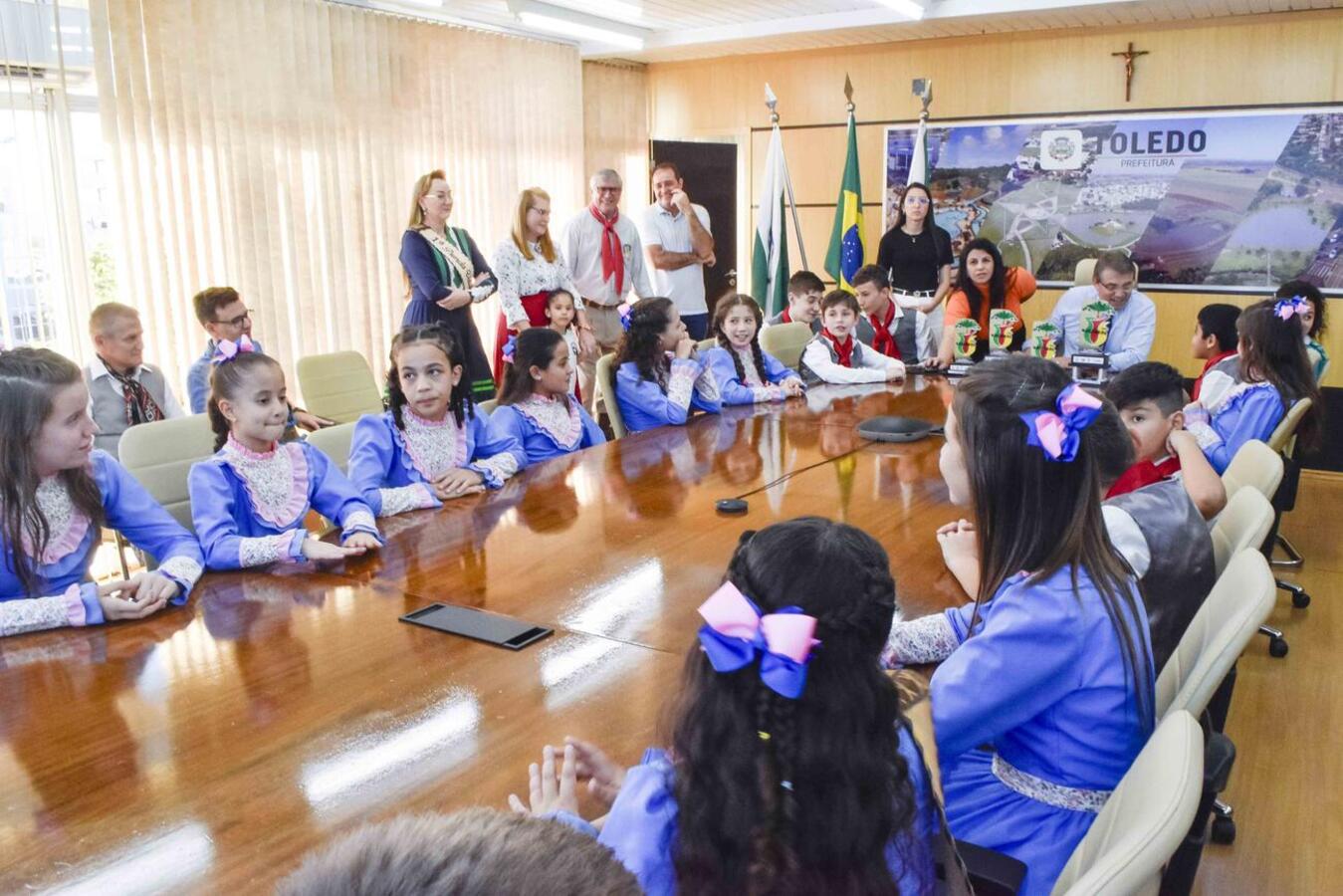 Prefeito de Toledo recebe visita dos premiados no 15º FENART