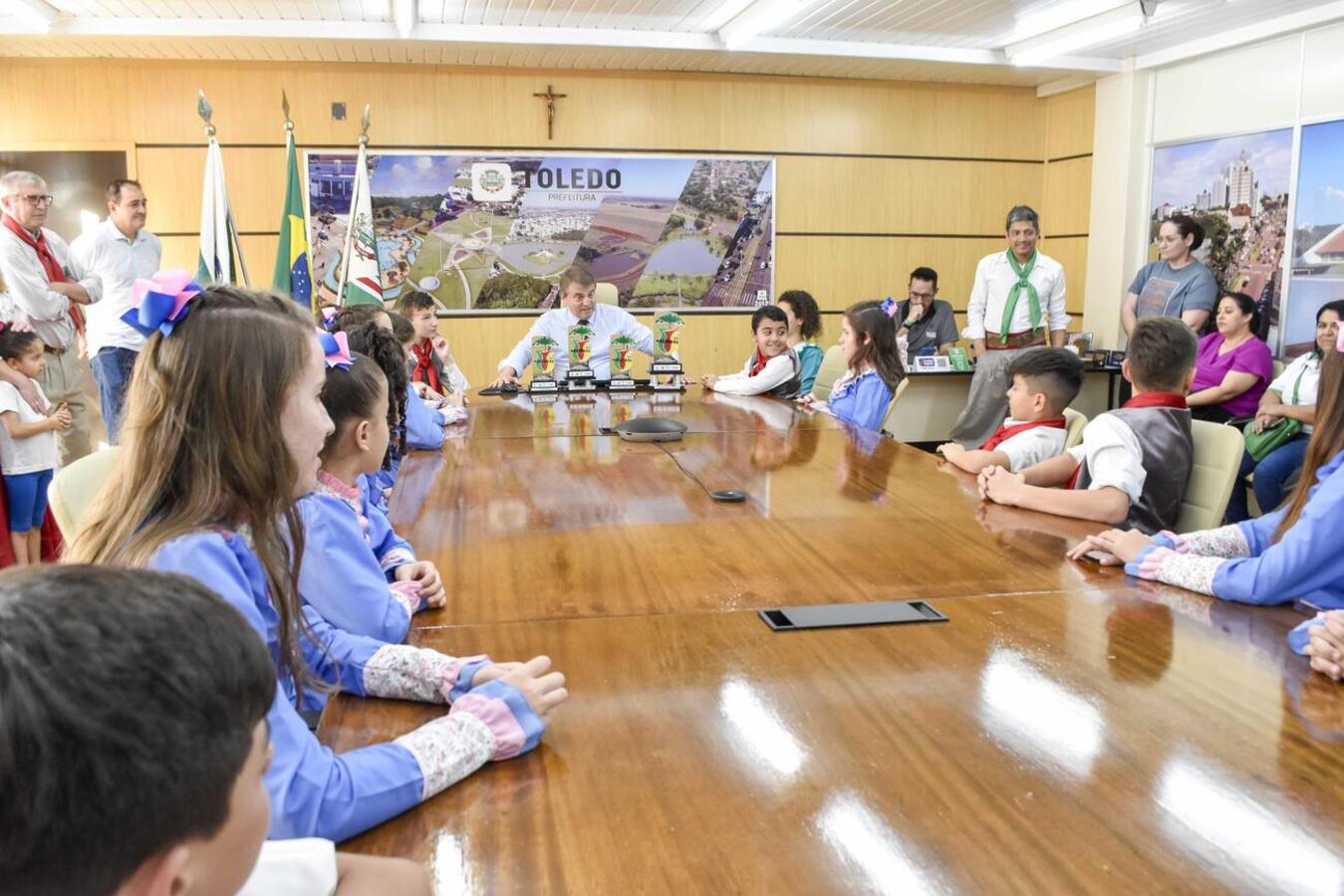 Prefeito de Toledo recebe visita dos premiados no 15º FENART