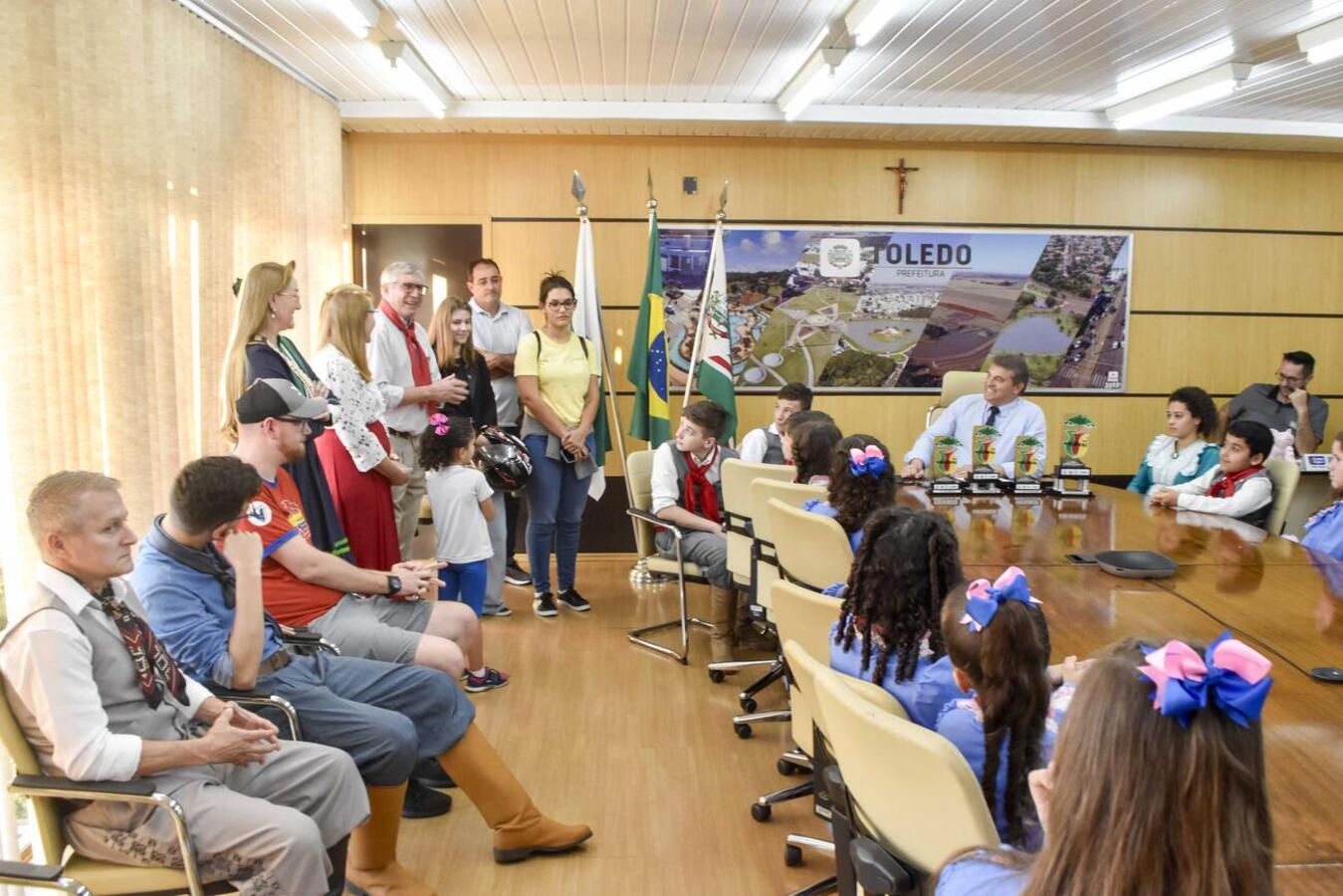 Prefeito de Toledo recebe visita dos premiados no 15º FENART