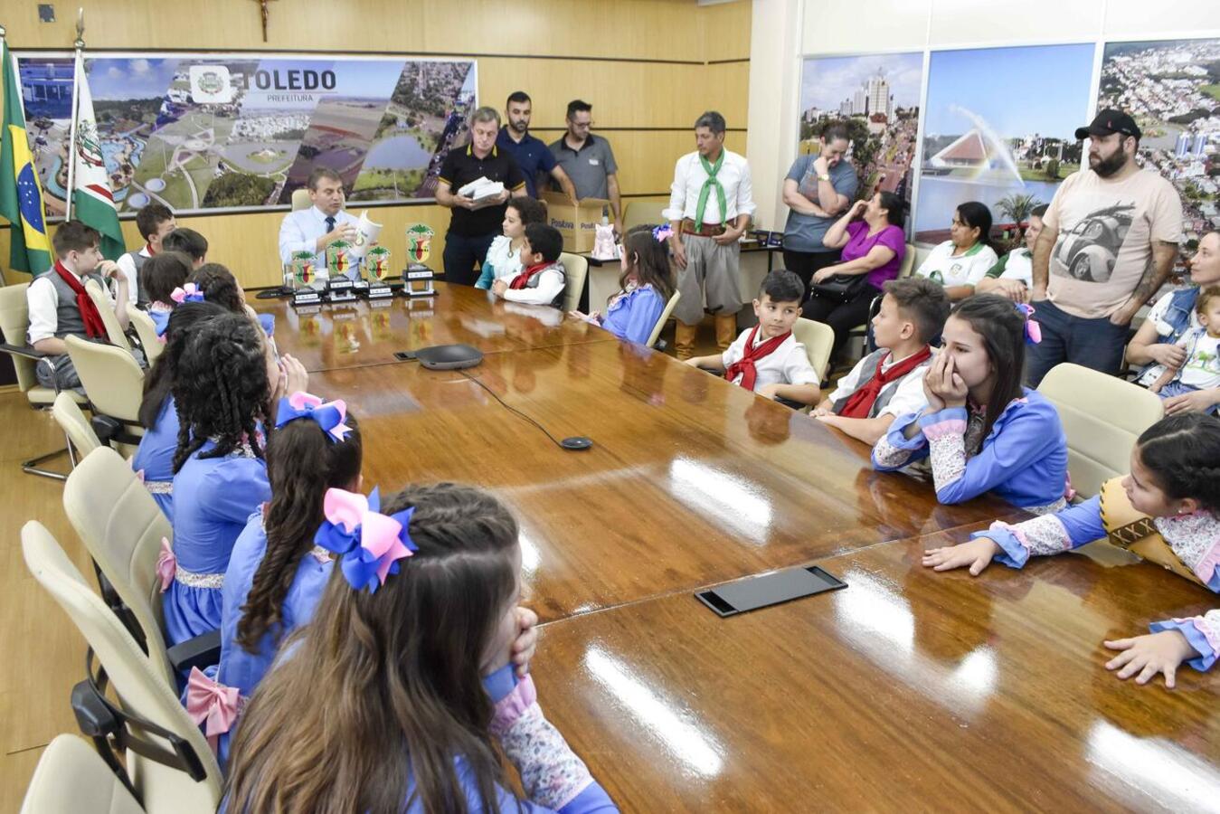 Prefeito de Toledo recebe visita dos premiados no 15º FENART