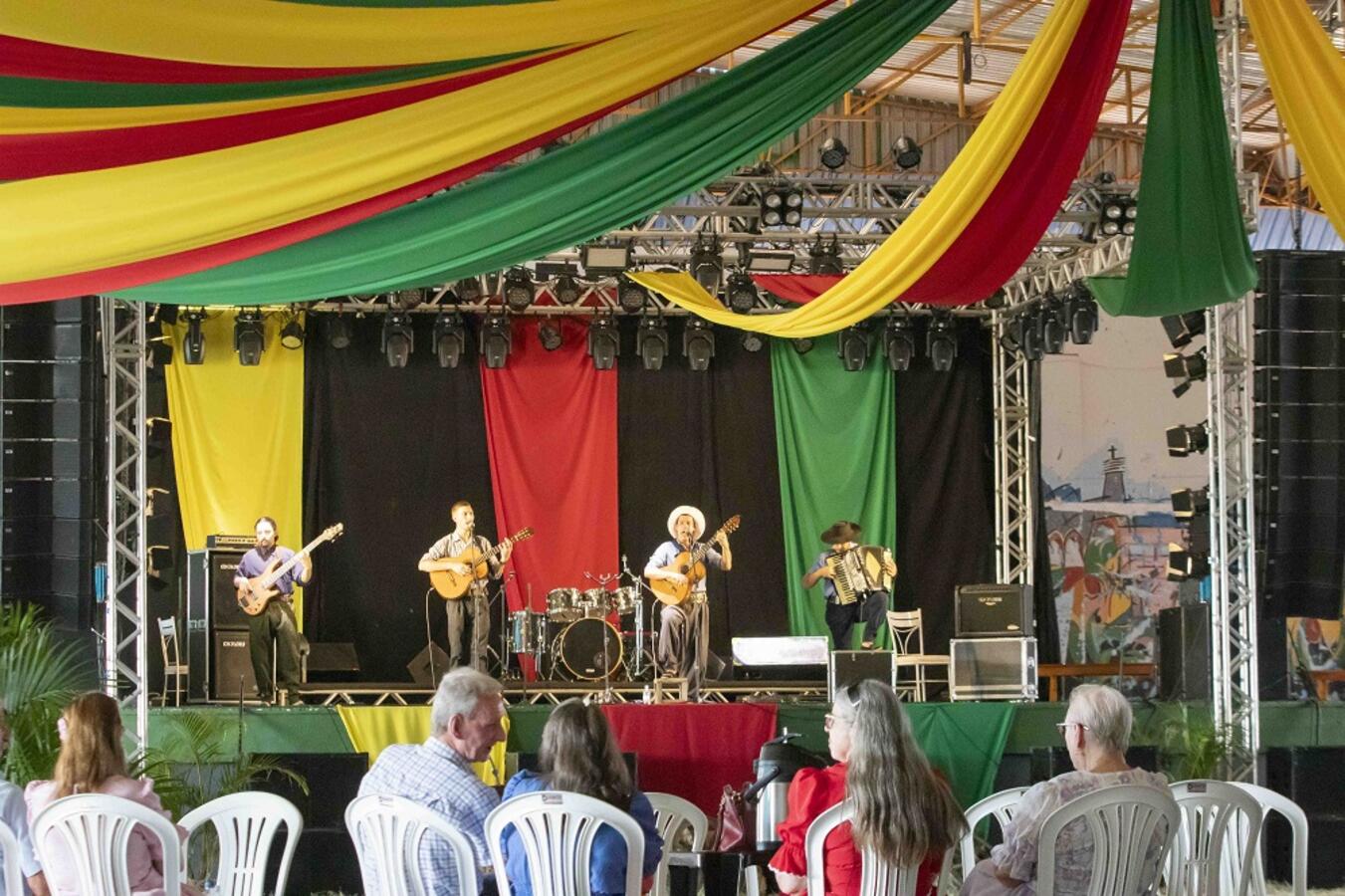 Mais de 5 mil pessoas de várias regiões do Paraná passaram, entre 18 e 24 de setembro, pelo Centro de Eventos Ismael Sperafico para participar e prestigiar diversas atrações