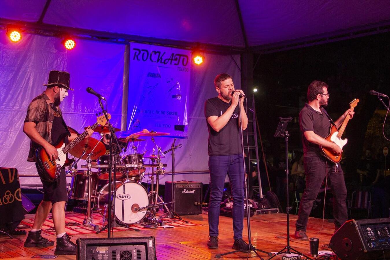 Evento realizado no último domingo (3) na Praça da Cultura teve shows com sete bandas de rock, adoção de 15 animais e doação de 460 quilos de ração