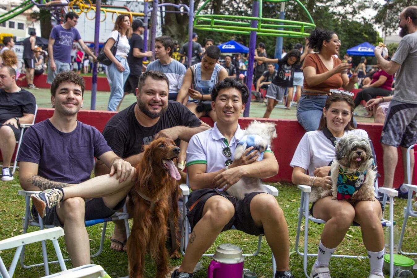 Evento realizado no último domingo (3) na Praça da Cultura teve shows com sete bandas de rock, adoção de 15 animais e doação de 460 quilos de ração