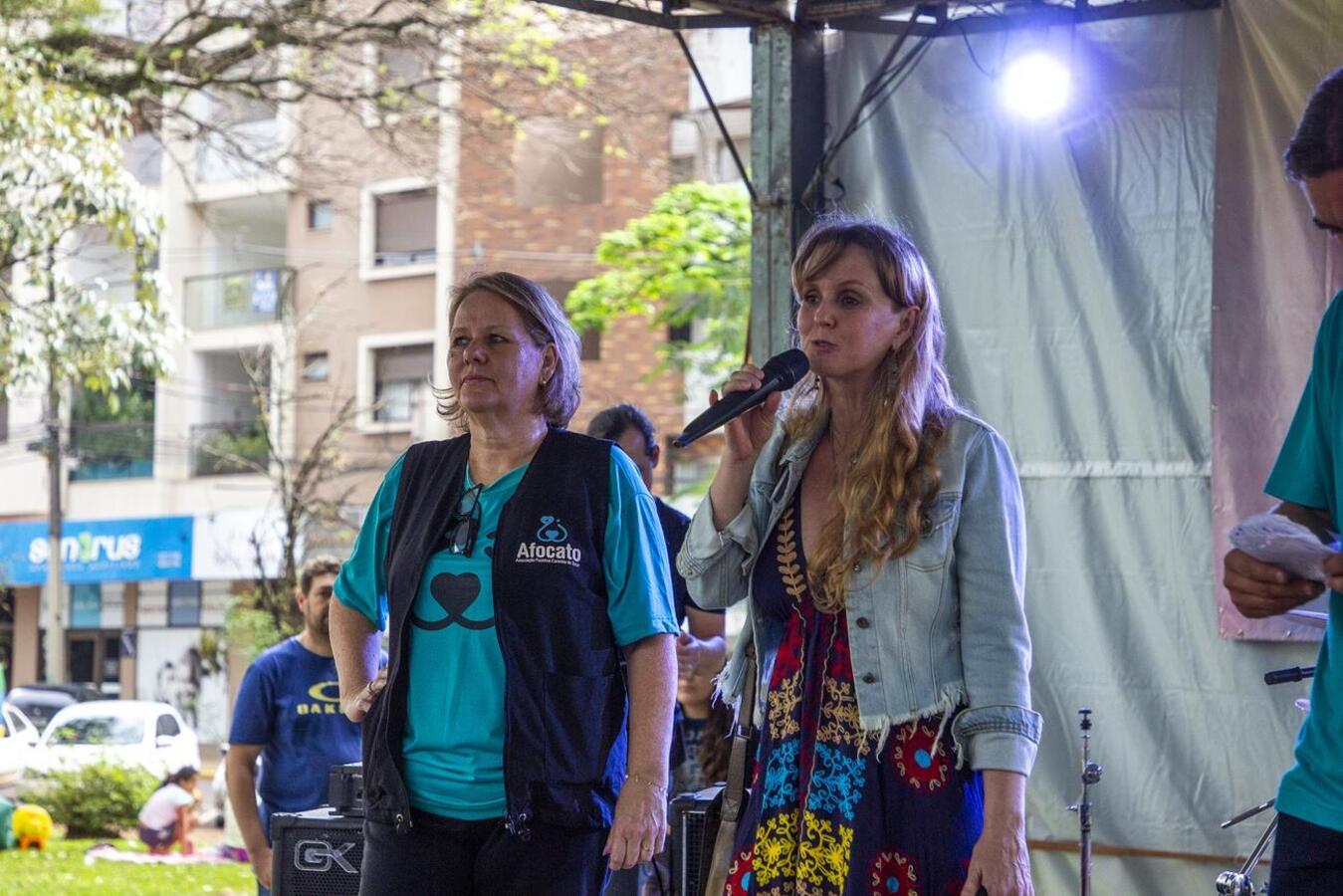 Evento realizado no último domingo (3) na Praça da Cultura teve shows com sete bandas de rock, adoção de 15 animais e doação de 460 quilos de ração