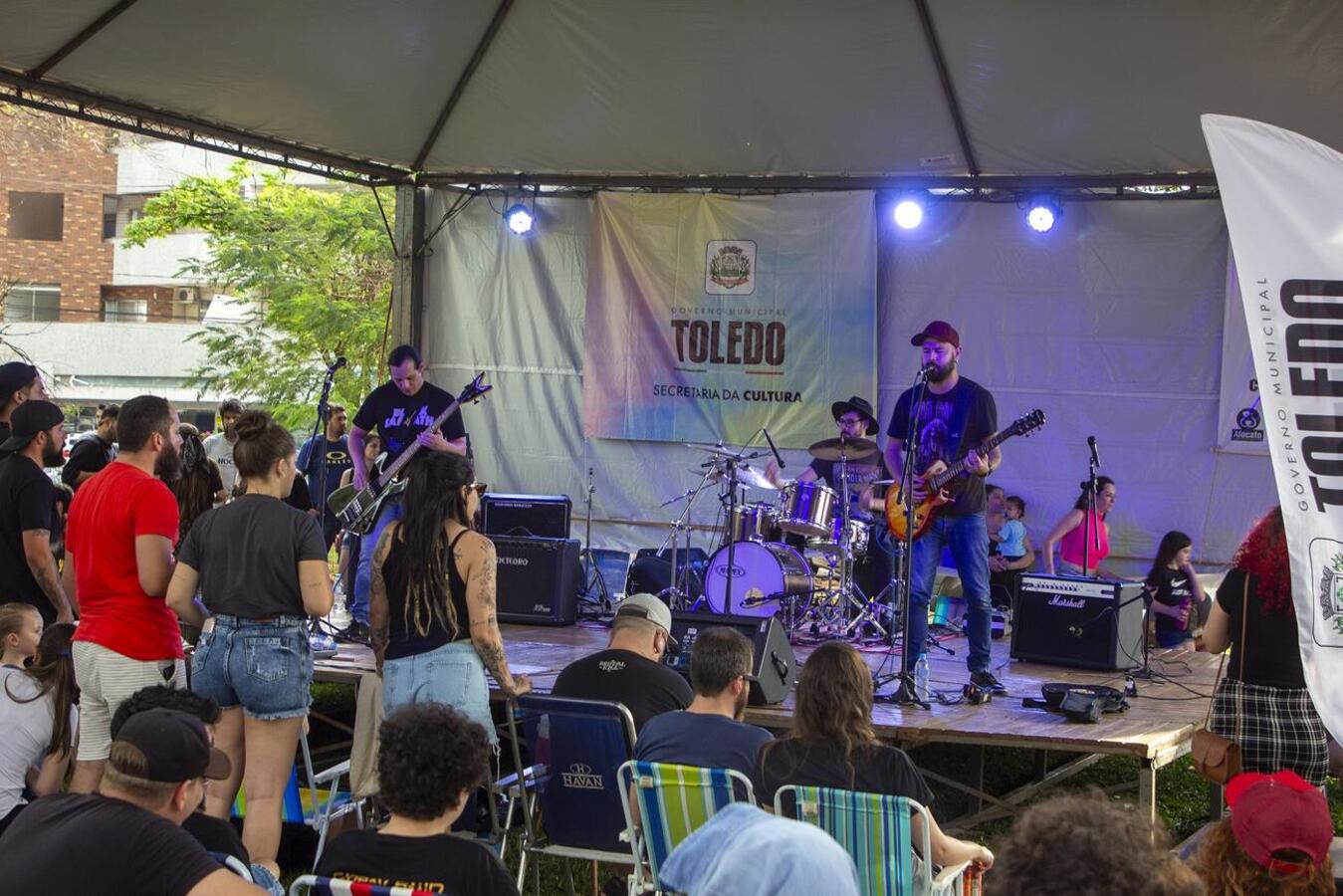 Evento realizado no último domingo (3) na Praça da Cultura teve shows com sete bandas de rock, adoção de 15 animais e doação de 460 quilos de ração