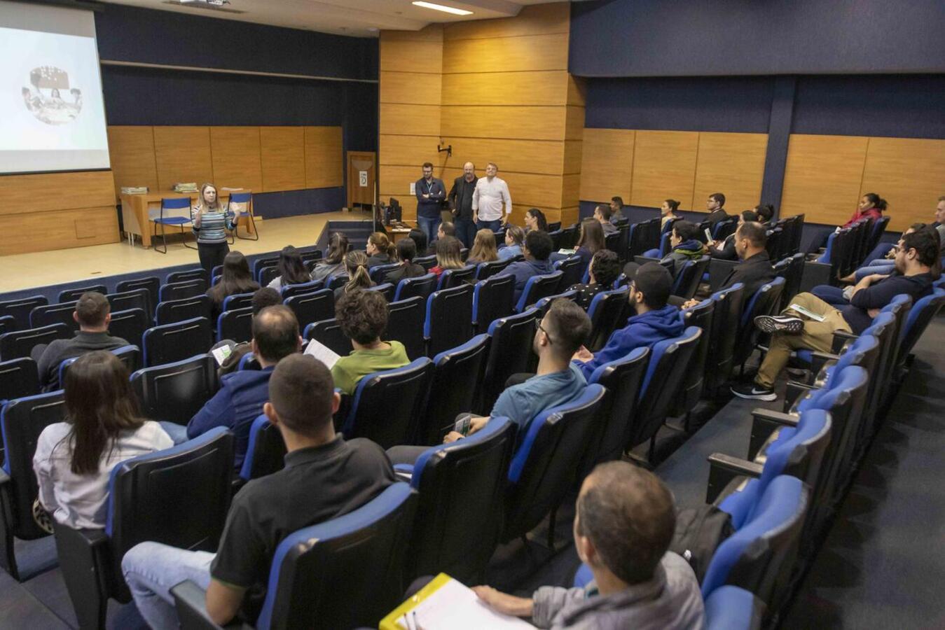 Uma das maiores contratações de ACEs de todos os tempos ocorreu nesta terça (5) no Auditório Acary de Oliveira; após o ato, servidores já iniciaram o treinamento