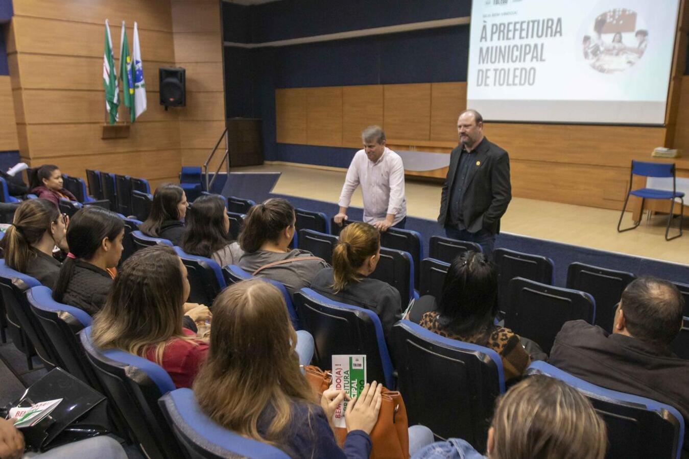 Uma das maiores contratações de ACEs de todos os tempos ocorreu nesta terça (5) no Auditório Acary de Oliveira; após o ato, servidores já iniciaram o treinamento