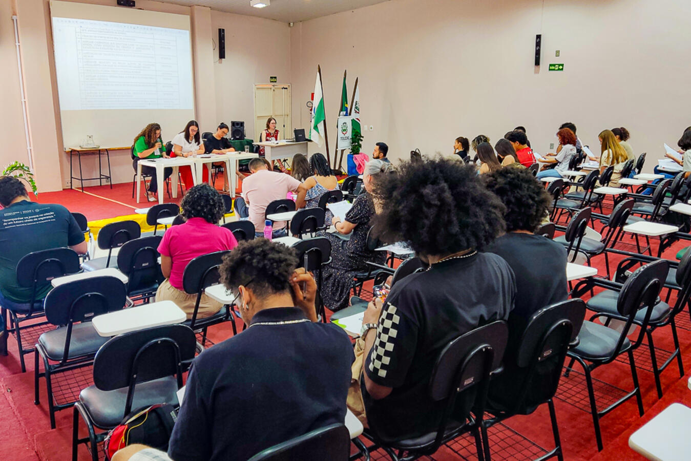 Aproximadamente 60 jovens participaram da 5ª Conferência Municipal de Juventudes no CJU Márcio Antônio Bombardelli, no Jardim Europa