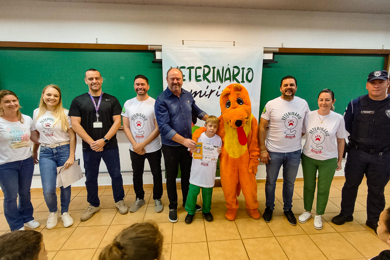Mais de 200 crianças receberam certificados de veterinários mirins