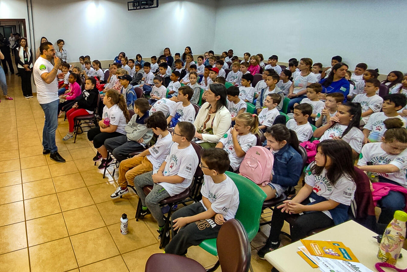Mais de 200 crianças receberam certificados de veterinários mirins