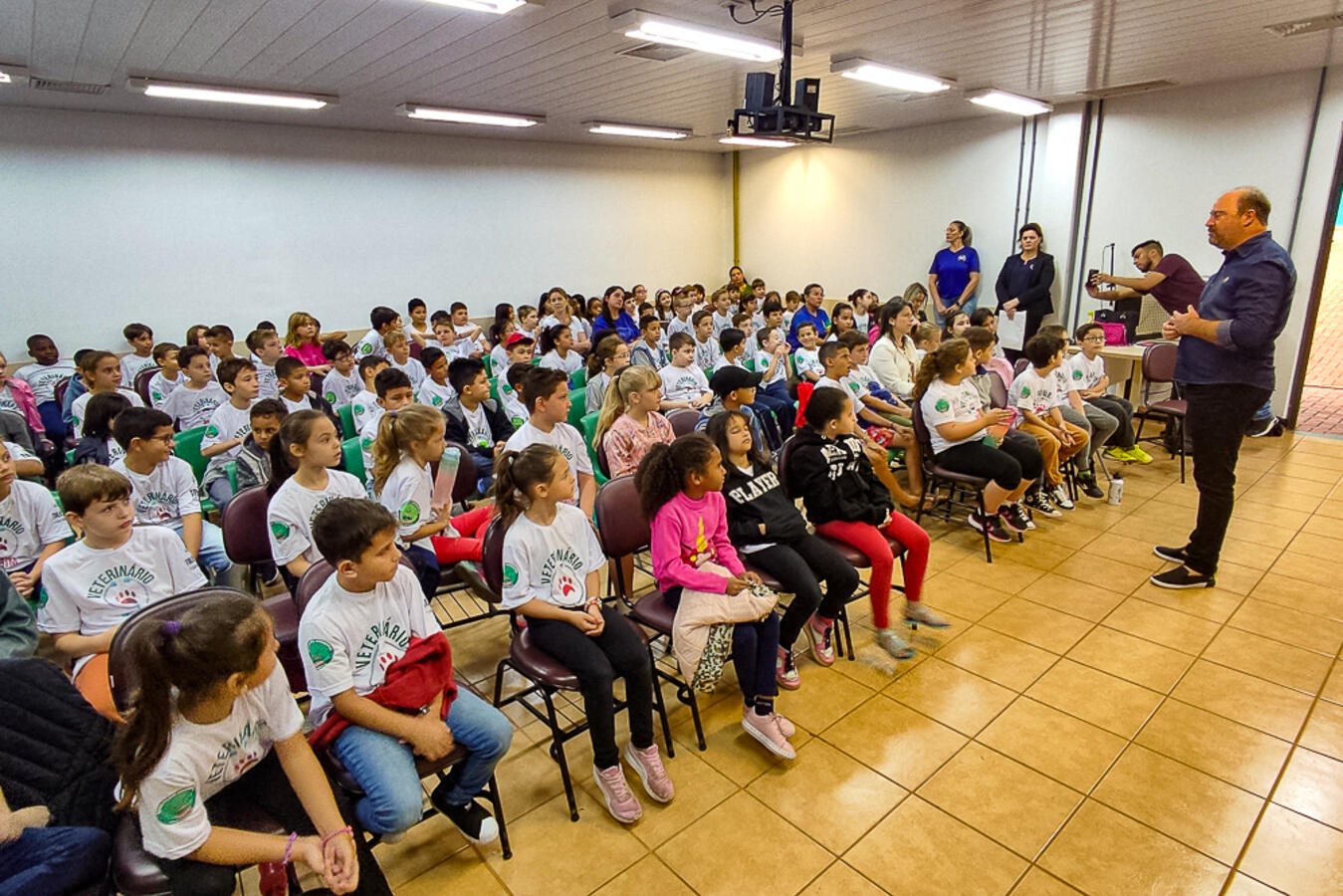 Mais de 200 crianças receberam certificados de veterinários mirins