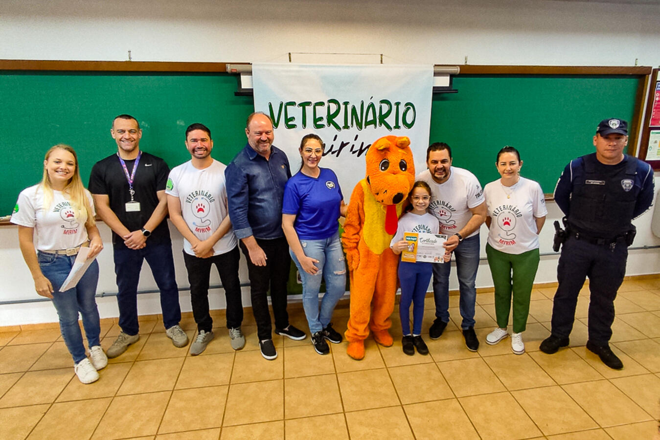 Mais de 200 crianças receberam certificados de veterinários mirins