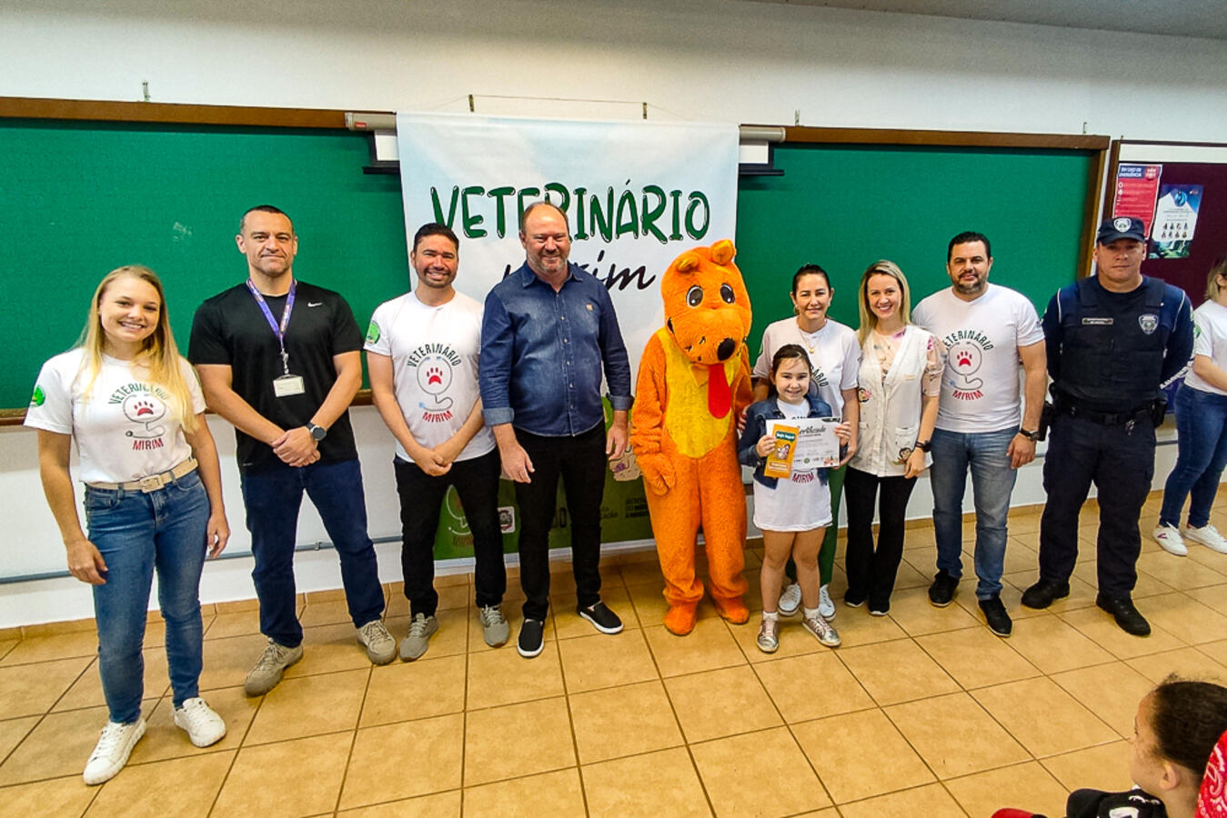 Mais de 200 crianças receberam certificados de veterinários mirins