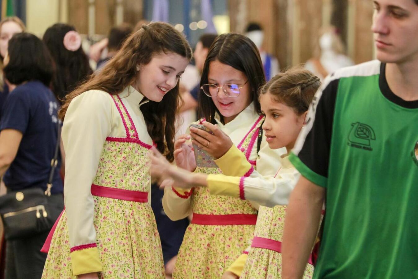 Visitas de escolas, Fesfat e Os Birivas foram as atrações da Semana Farroupilha na terça