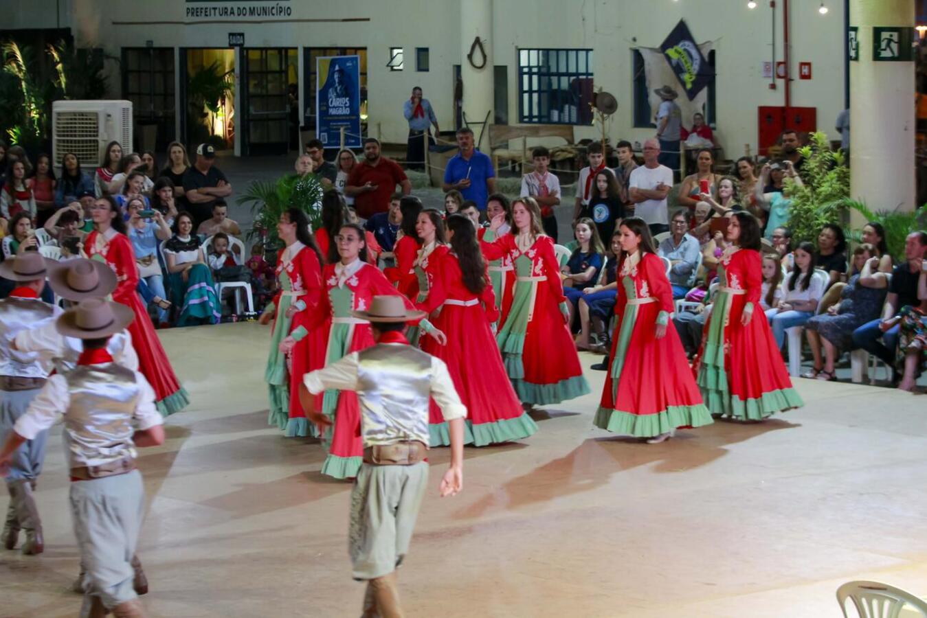 Visitas de escolas, Fesfat e Os Birivas foram as atrações da Semana Farroupilha na terça